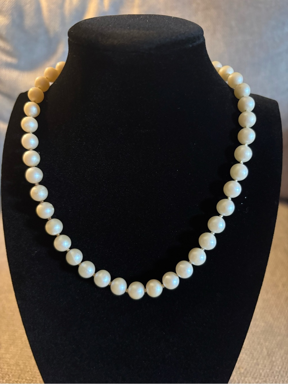 Cameo clasp pearl necklace